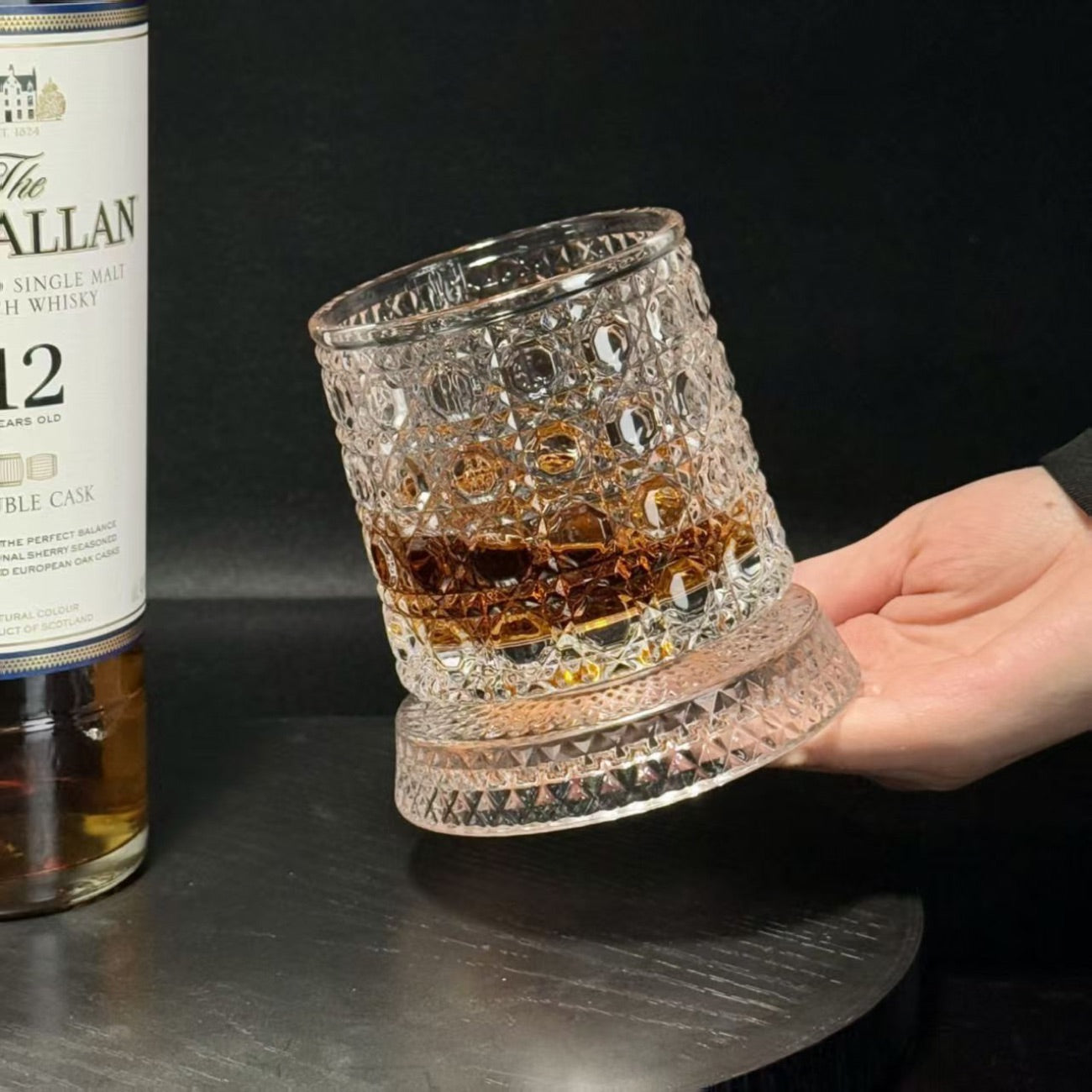 Drehendes Whiskyglas als Geschenk