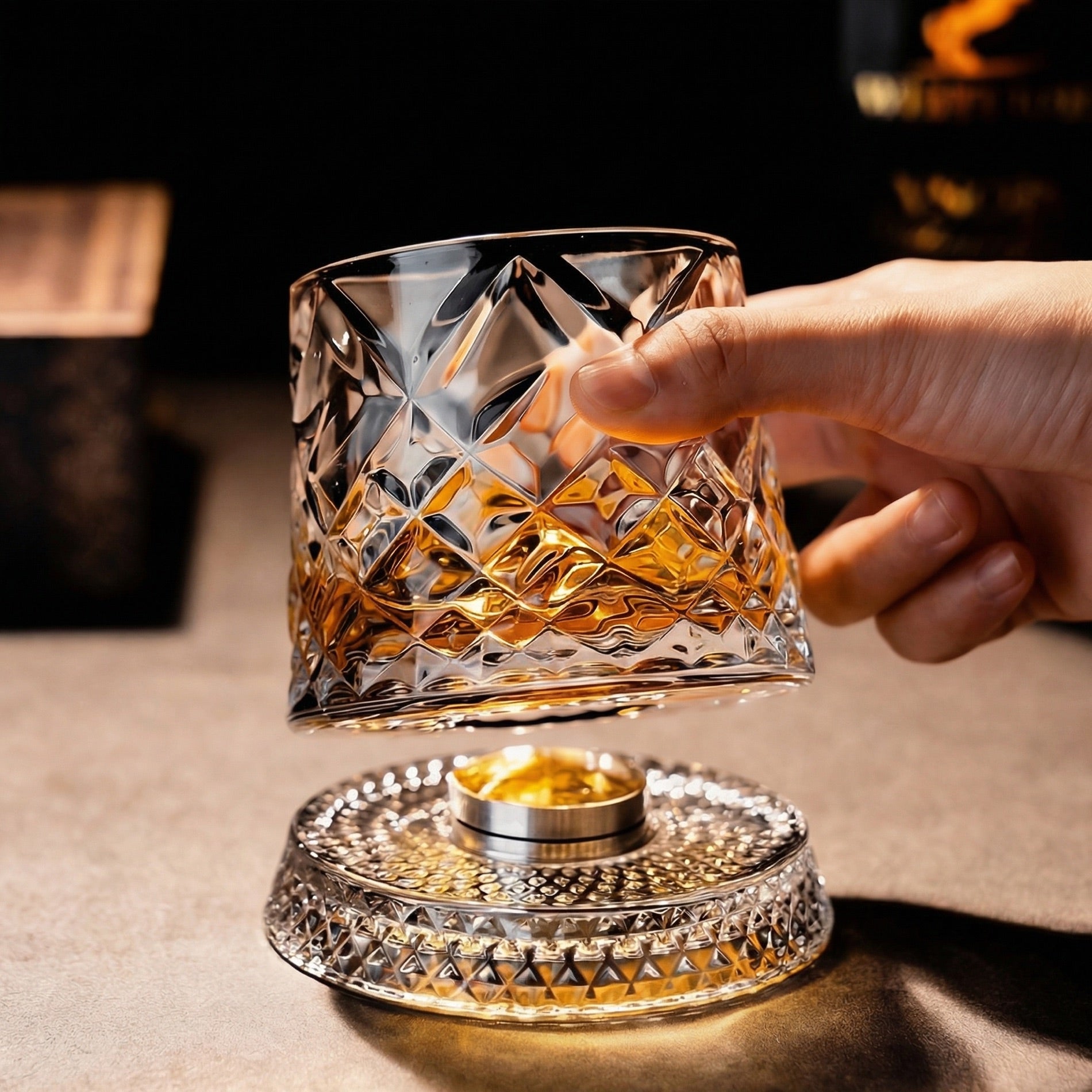 Drehendes Kristall Whiskyglas mit Whisky
