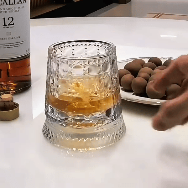 Drehendes Whiskyglas in Bewegung